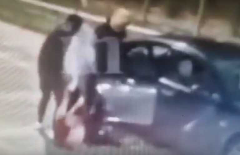 Βίντεο ντοκουμέντο με την απόπειρα αρπαγής γυναίκας από τρεις νεαρούς κοντά στα διόδια του Αιγίου