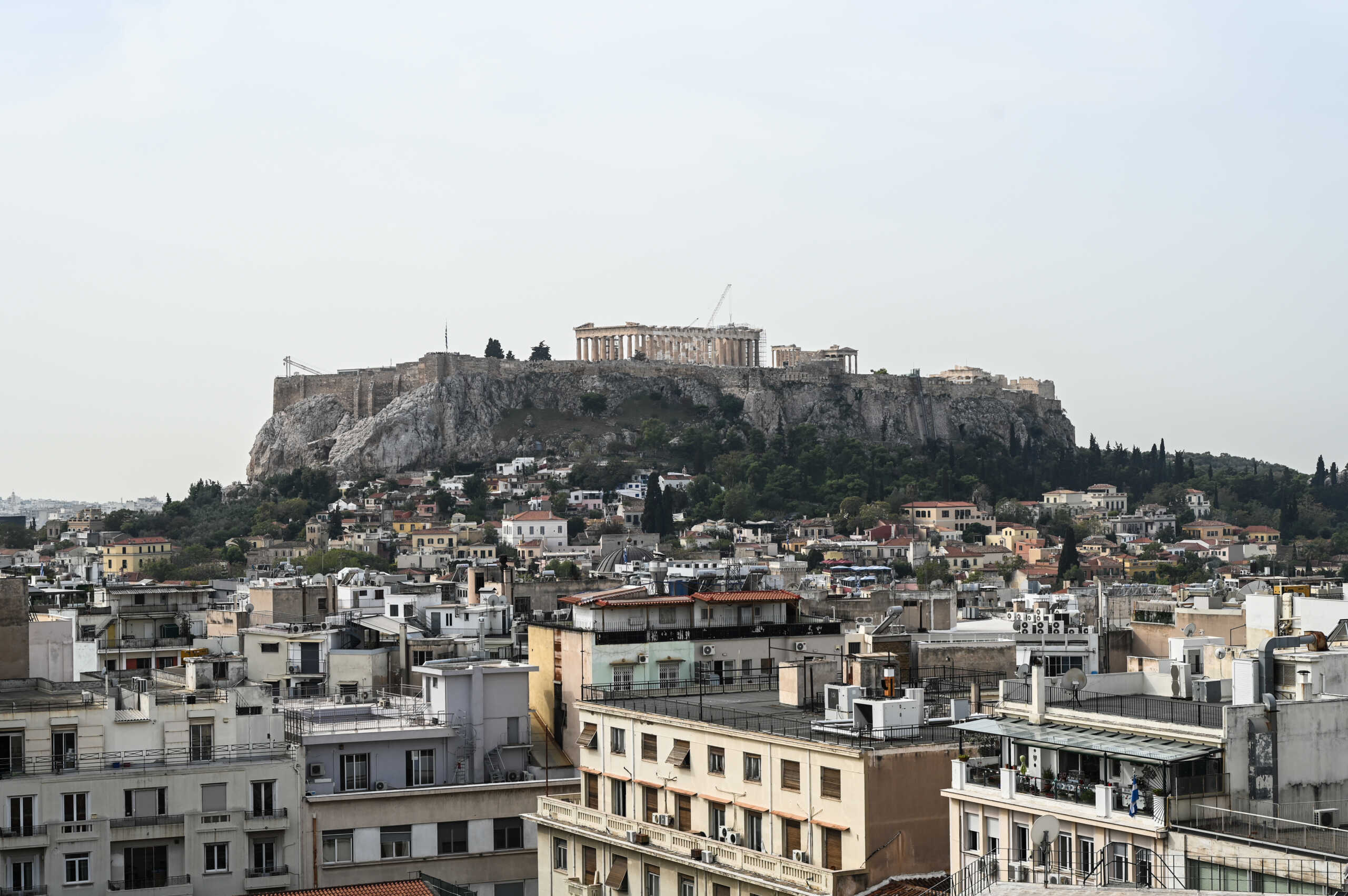 Ακρόπολη: Κινέζος έδεσε χειροπόδαρα τη σύντροφο του και εκείνη έπεσε από το μπαλκόνι για να δραπετεύσει