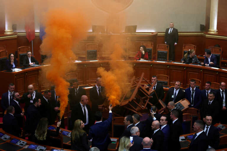 Χάος στην αλβανική Βουλή μετά την άρση ασυλίας του Σαλί Μπερίσα - Καπνογόνα και αναποδογυρισμένα έδρανα