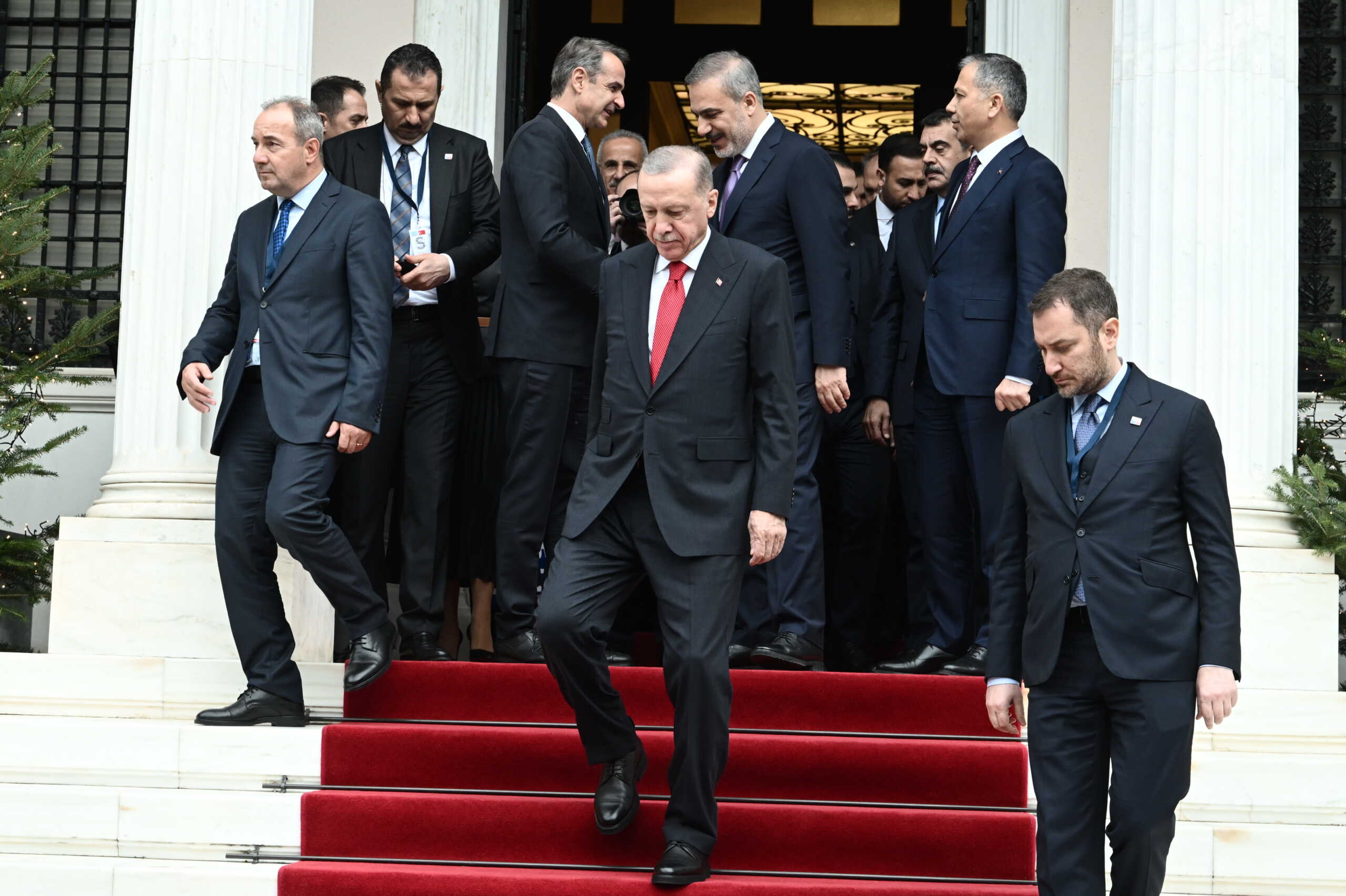 Αποχώρηση του Προέδρο της Τουρκίας Recep Tayyip Erdogan, από το Μέγαρο Μαξίμου, Πέμπτη 7 Δεκεμβρίου 2023. 
(ΤΑΤΙΑΝΑ ΜΠΟΛΑΡΗ