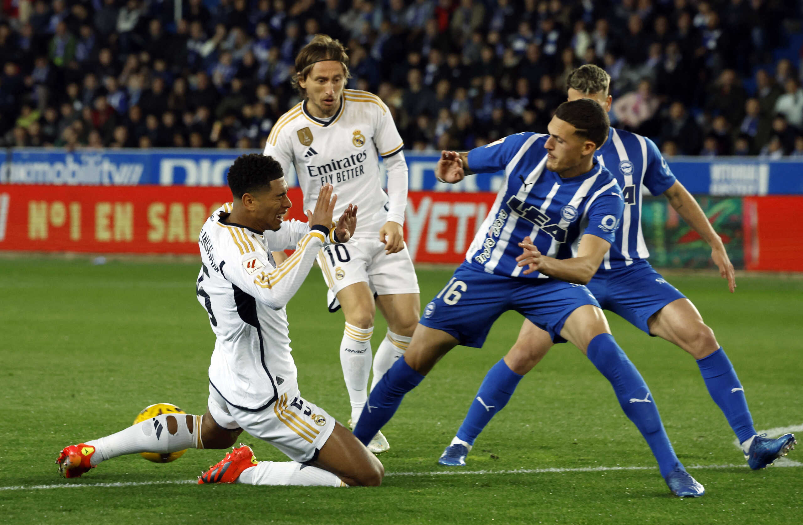 Soccer Football - LaLiga - Deportivo Alaves v Real Madrid - Estadio Mendizorroza, Vitoria-Gasteiz, Spain - December 21, 2023 Real Madrid's Jude Bellingham in action with Deportivo Alaves' Rafa Marin REUTERS