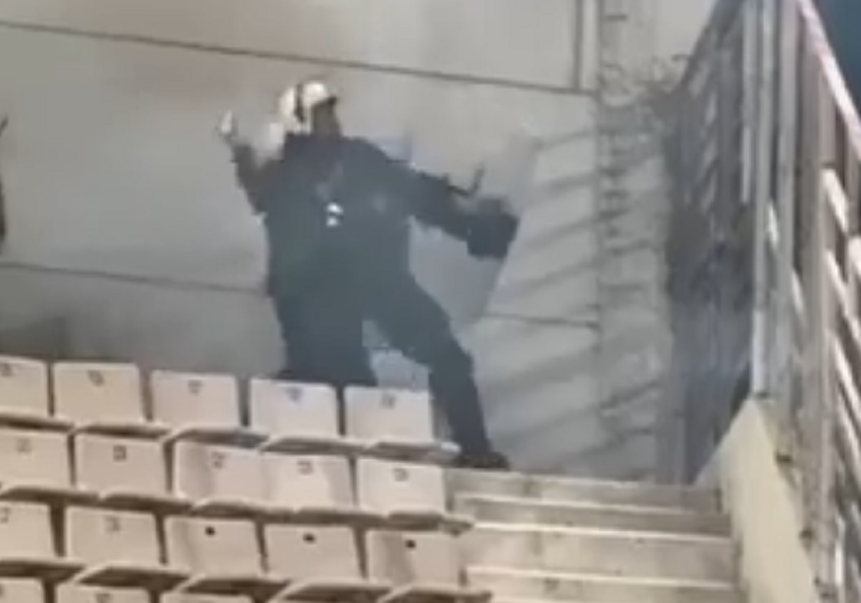 Βόλος – Ολυμπιακός: Βίντεο με αστυνομικό που φαίνεται να πετάει δακρυγόνο προς την εξέδρα