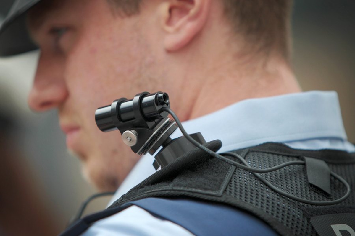 epa04789861 A German police officer has a small video camera attached to his uniform during a press presentation in Mainz, Germany, 08 June 2015. Due to the increasing violence against police officers on duty the German Fedaral state of Rhineland-Palatinate is testing the usage of the small recording devices, called bodycams, in the cities of Mainz and Koblenz.  EPA