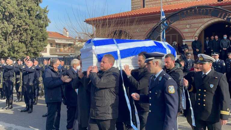 Με χειροκροτήματα και τιμές ήρωα το τελευταίο αντίο στον 32χρονο αστυνομικό στη Θεσσαλονίκη - «Αχ το παιδάκι μου», σπάραζε η μητέρα του