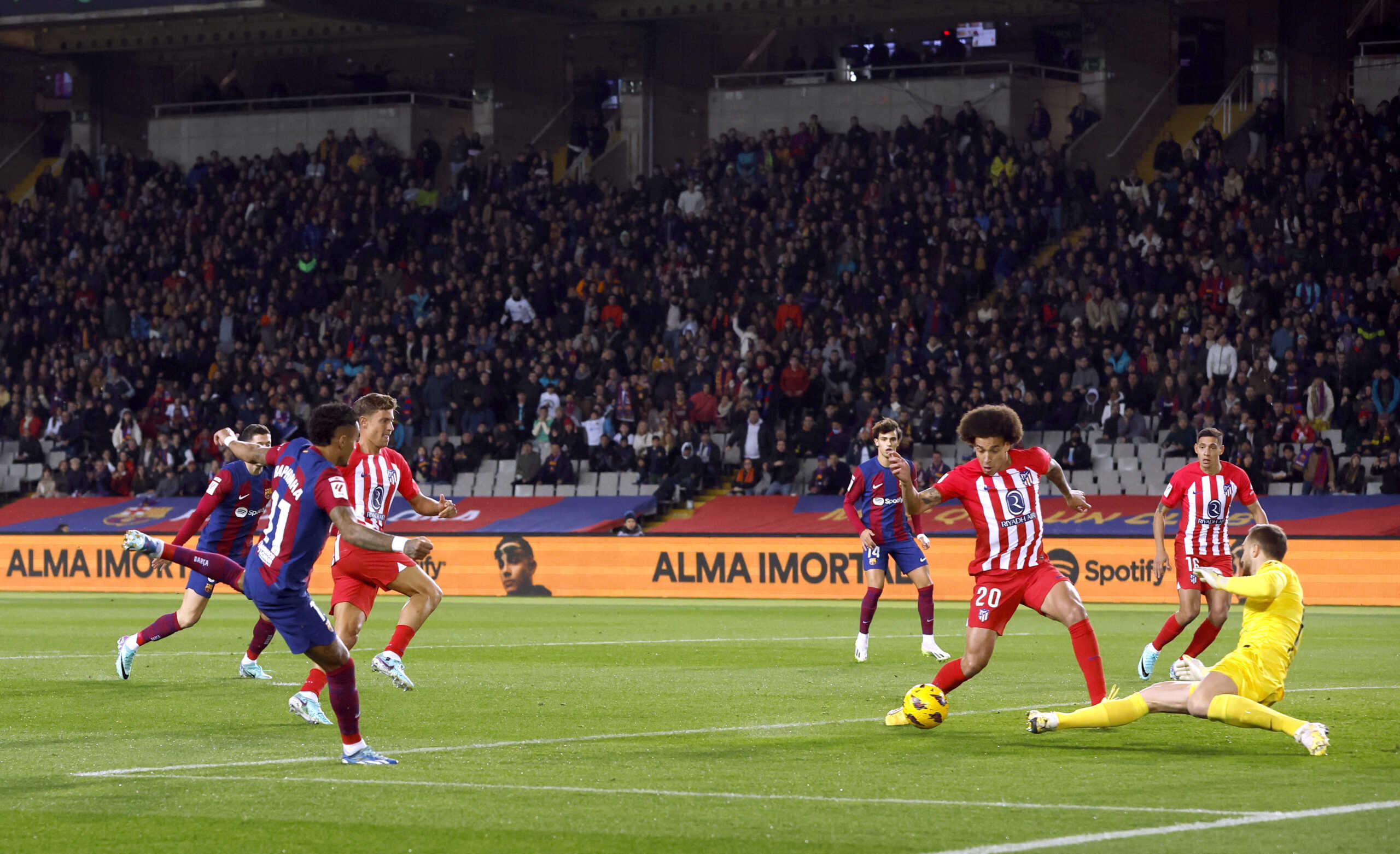 Soccer Football - Spain - LaLiga - FC Barcelona v Atletico Madrid - Estadi Olimpic Lluis Companys, Barcelona, Spain - December 3, 2023 FC Barcelona's Raphinha shoots at goal REUTERS