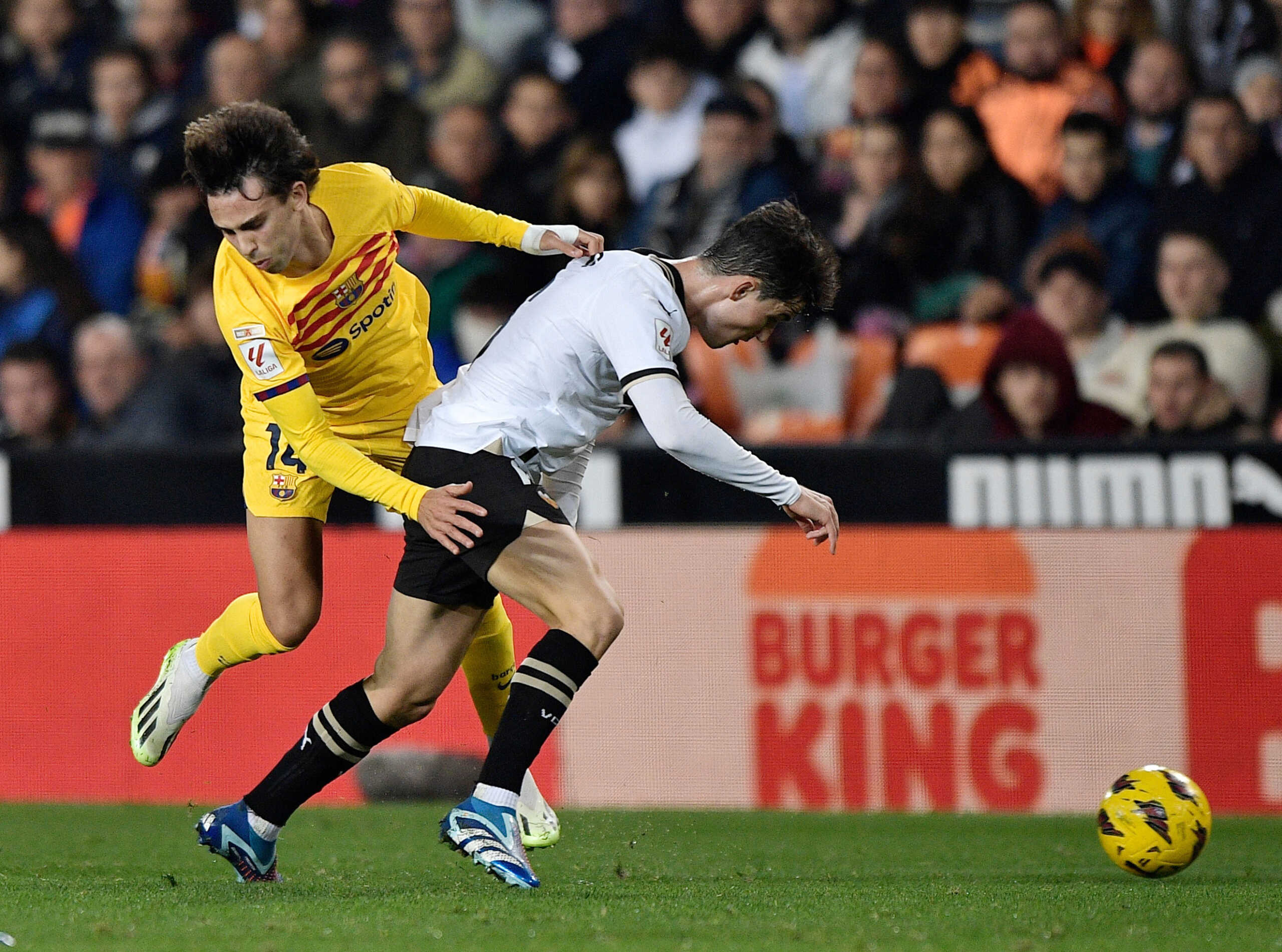 Soccer Football - LaLiga - Valencia v FC Barcelona - Mestalla, Valencia, Spain - December 16, 2023 Valencia's Diego Lopez in action with FC Barcelona's Joao Felix REUTERS