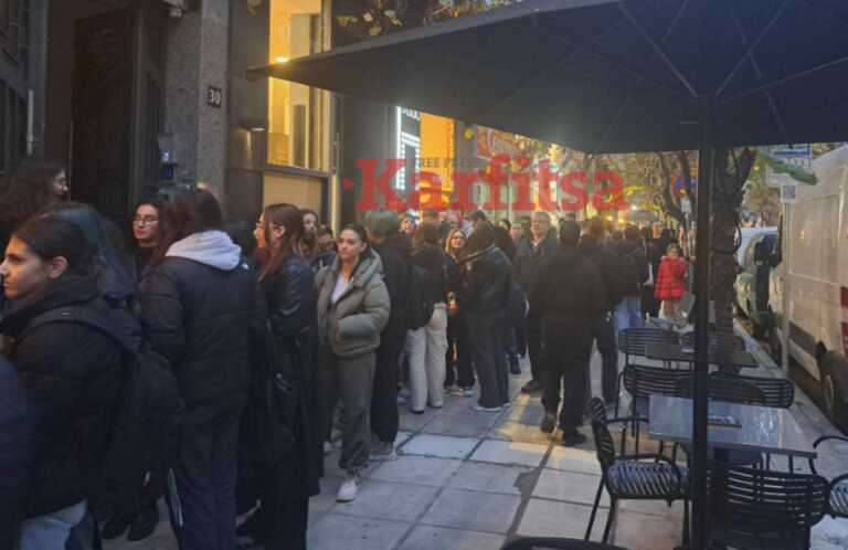 Ατελείωτες ουρές για ένα δωρεάν μπέργκερ σε καταστήματα αλυσίδας φαστ φουντ της Θεσσαλονίκης