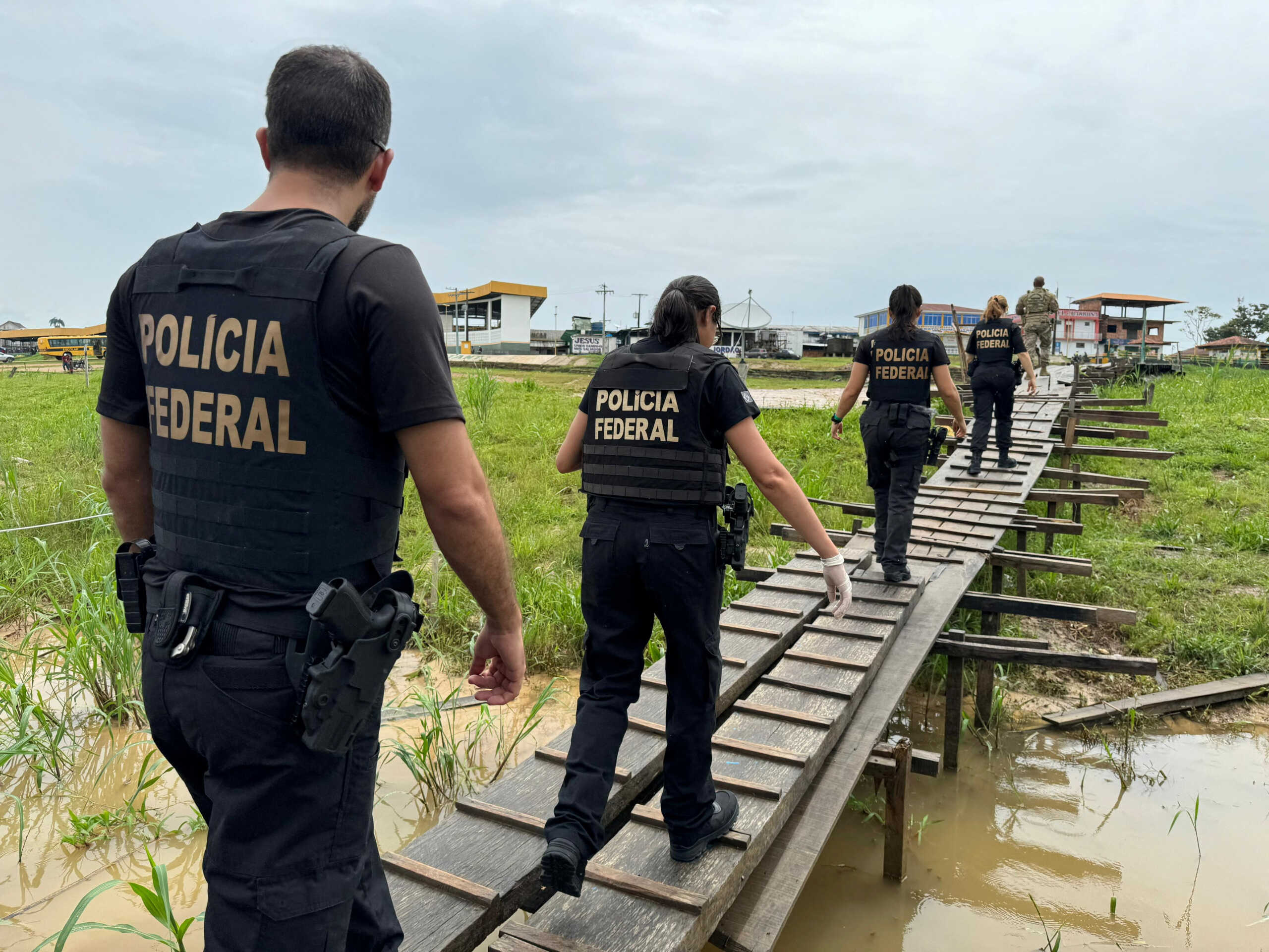 Federal Police officers conduct a raid in a port during the Turquesa Operation, in Benjamin Constant Brazil November 30, 2023. Policia Federal