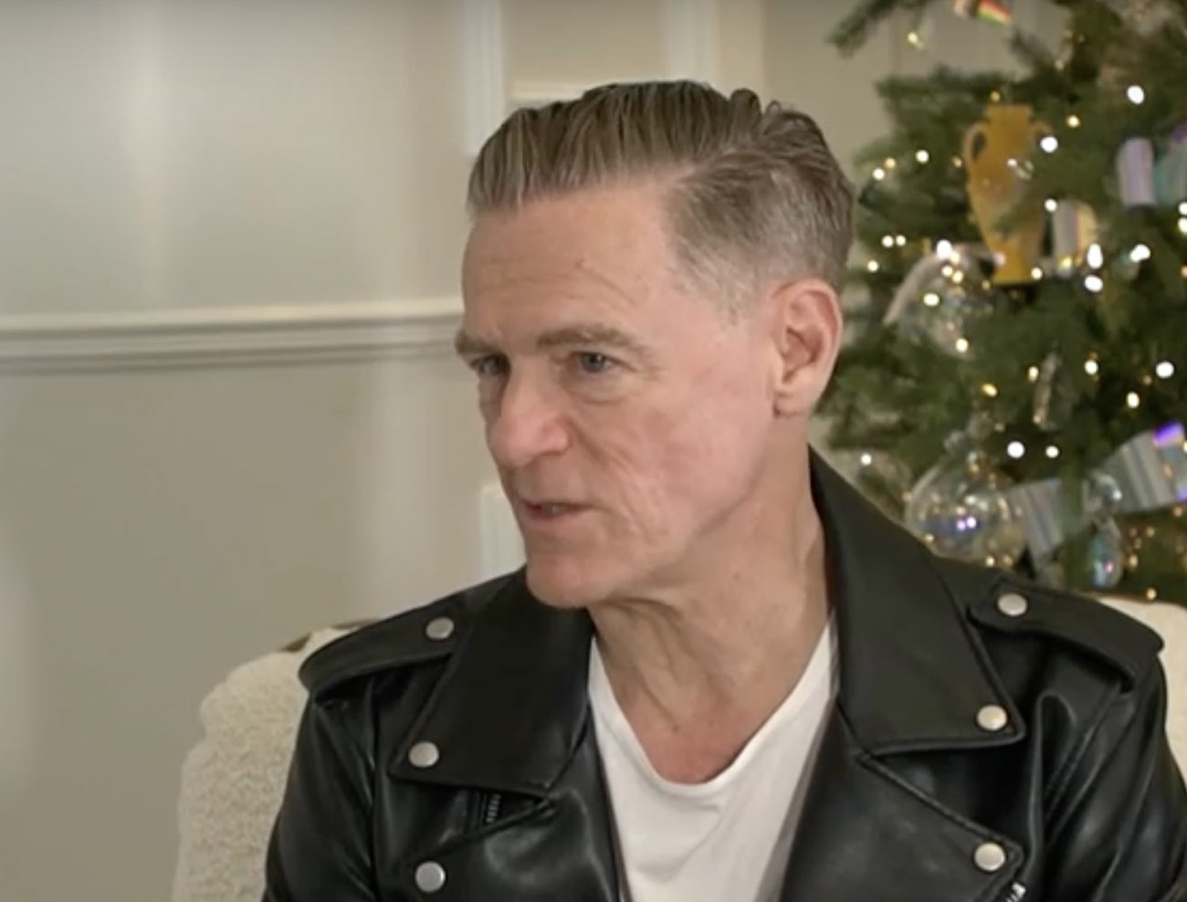 Bryan Adams: Η σχέση του με την Ελλάδα και το παρασκήνιο της φωτογράφισης της βασίλισσας Ελισάβετ