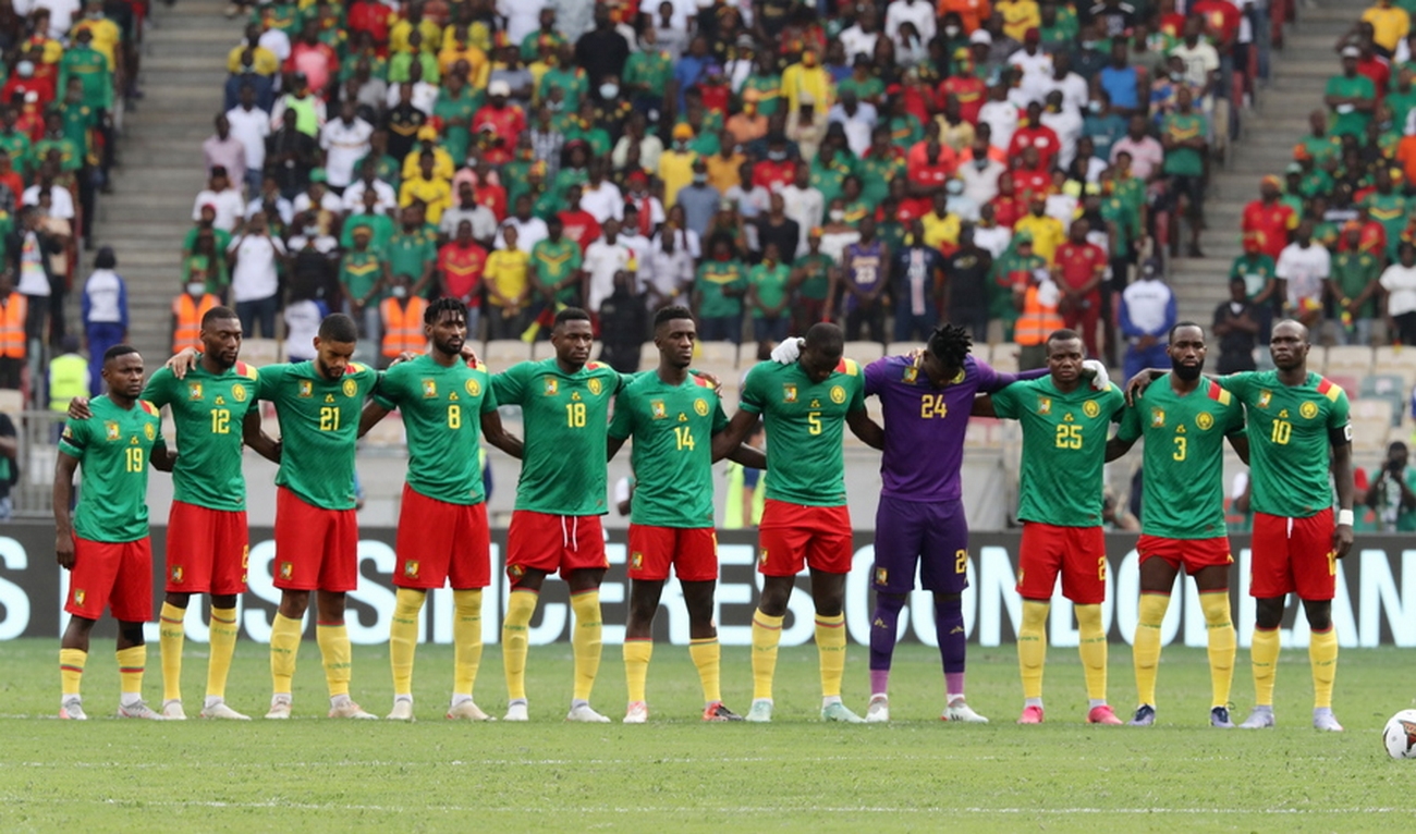 epa09716884 Cameroon players observe a moment of silence for the victims of the stampede in Olembe Stadium before the 2021 Africa Cup of Nations AFCON quarterfinal soccer match between Gambia and Cameroon at Japoma Stadium, Douala, Cameroon, 29 January 2022.  EPA
