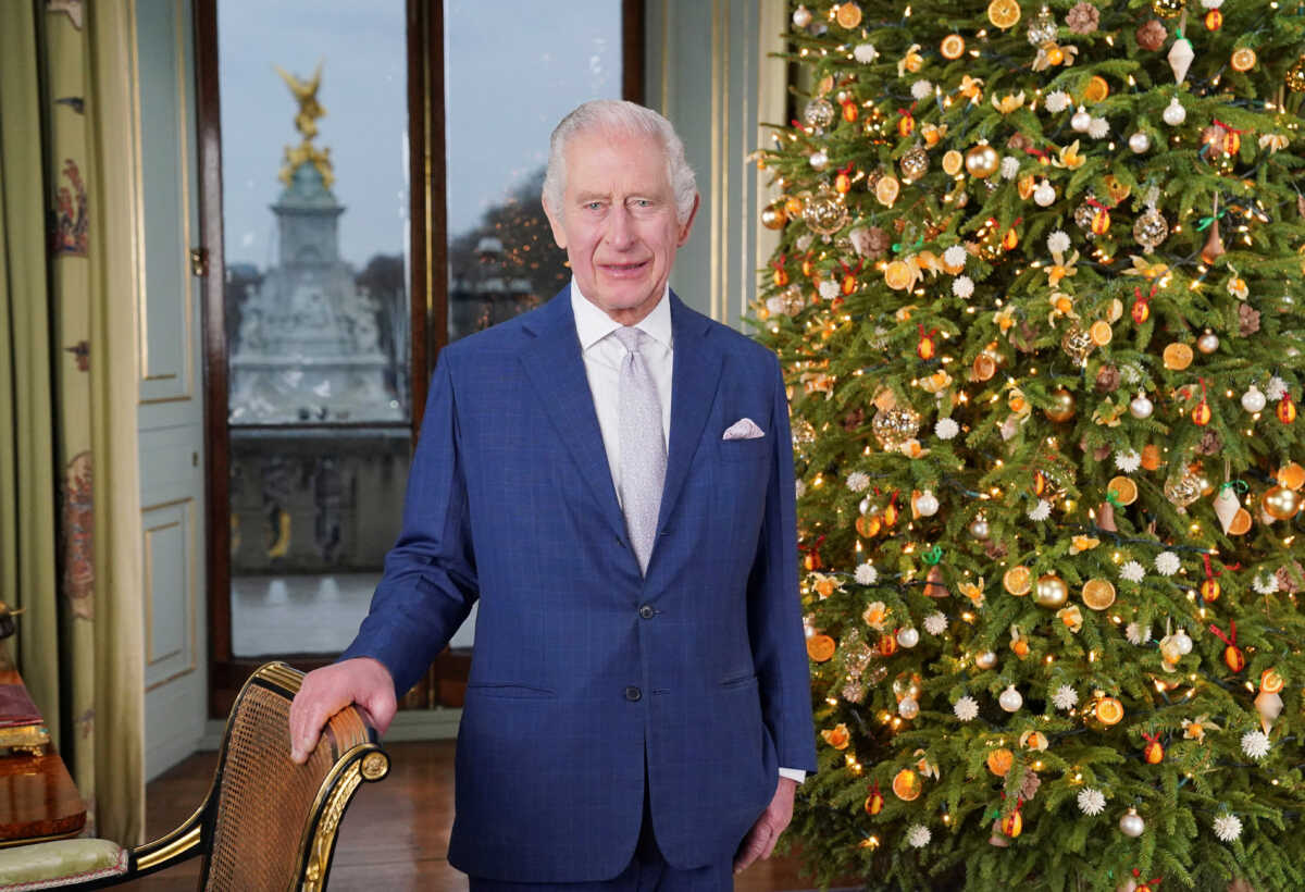 Οι χριστουγεννιάτικες ευχές του Βασιλιά Καρόλου και το «βασιλικό» δέντρο με τα φυσικά στολίδια
