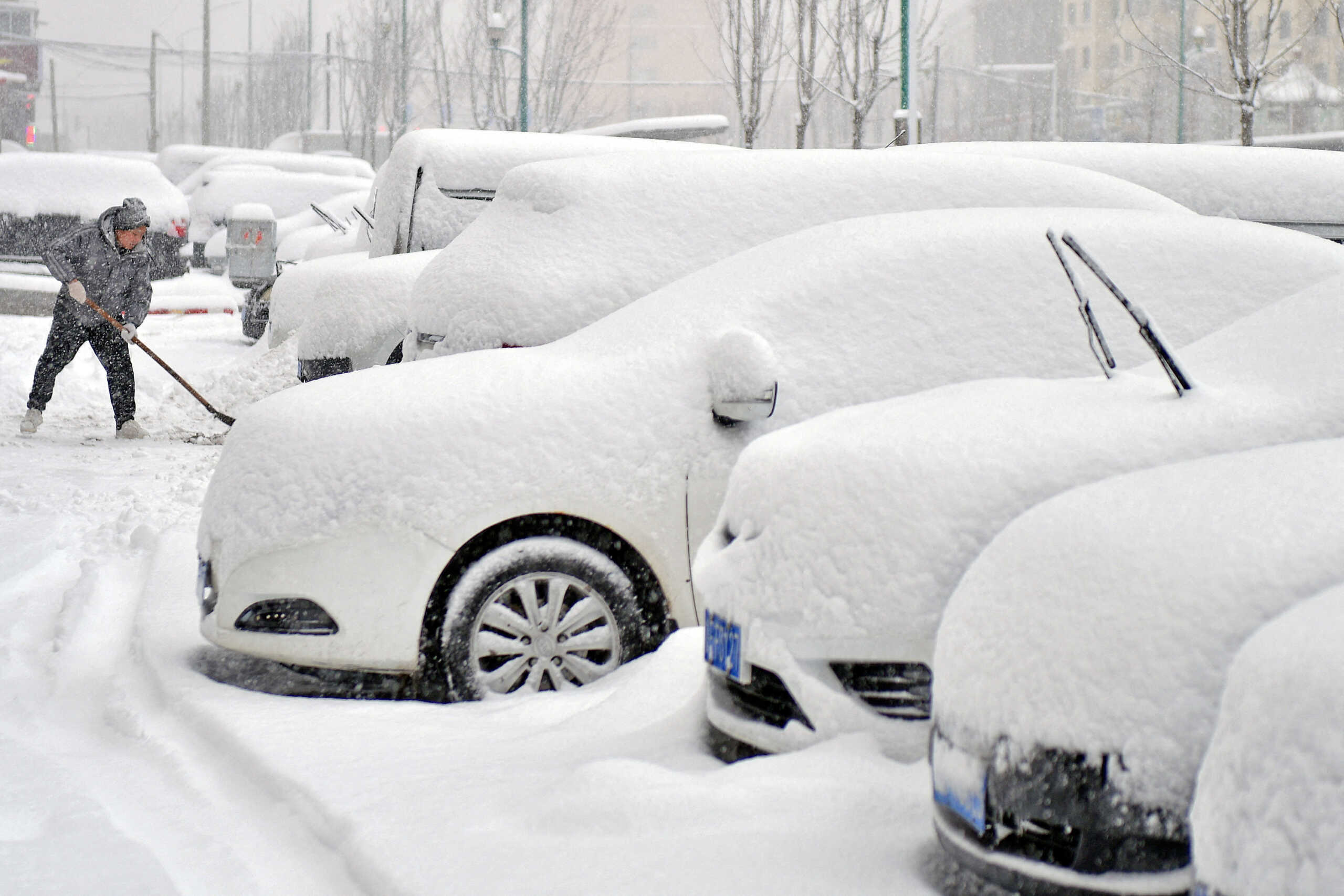 A man clears snow from a road amid heavy snowfall in Yantai, Shandong province, China December 20, 2023. China Daily via REUTERS  ATTENTION EDITORS - THIS IMAGE WAS PROVIDED BY A THIRD PARTY. CHINA OUT.      TPX IMAGES OF THE DAY