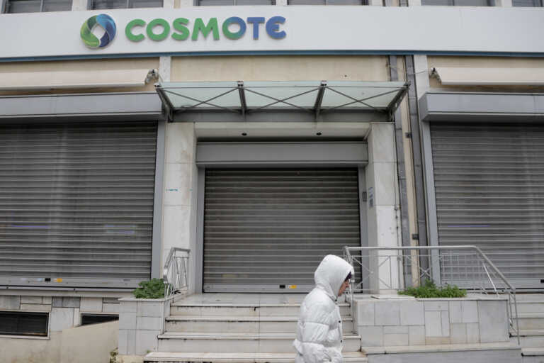 Cosmote: Γεμίζει δώρα τους συνδρομητές της και φέτος τα Χριστούγεννα