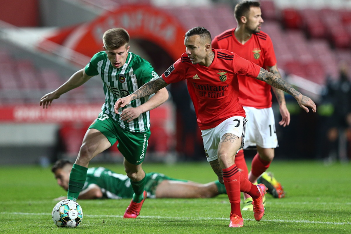 epa09045419 Benfica's Everton Cebolinha (R) in action against Costinha of Rio Ave during the Portuguese First League soccer match between SL Benfica and Rio Ave FC held at Luz Stadium in Lisbon, Portugal, 01 March  2021.  EPA