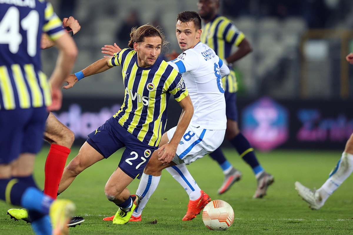 epa10284952 Volodymyr Shepeliev (R) of Dynamo Kyiv and Miguel Crespo (L) of Fenerbahce SK in action during the during the UEFA Europa League group B soccer match between Dynamo Kyiv and Fenerbahce SK in Krakow, Poland, 03 November 2022.  EPA