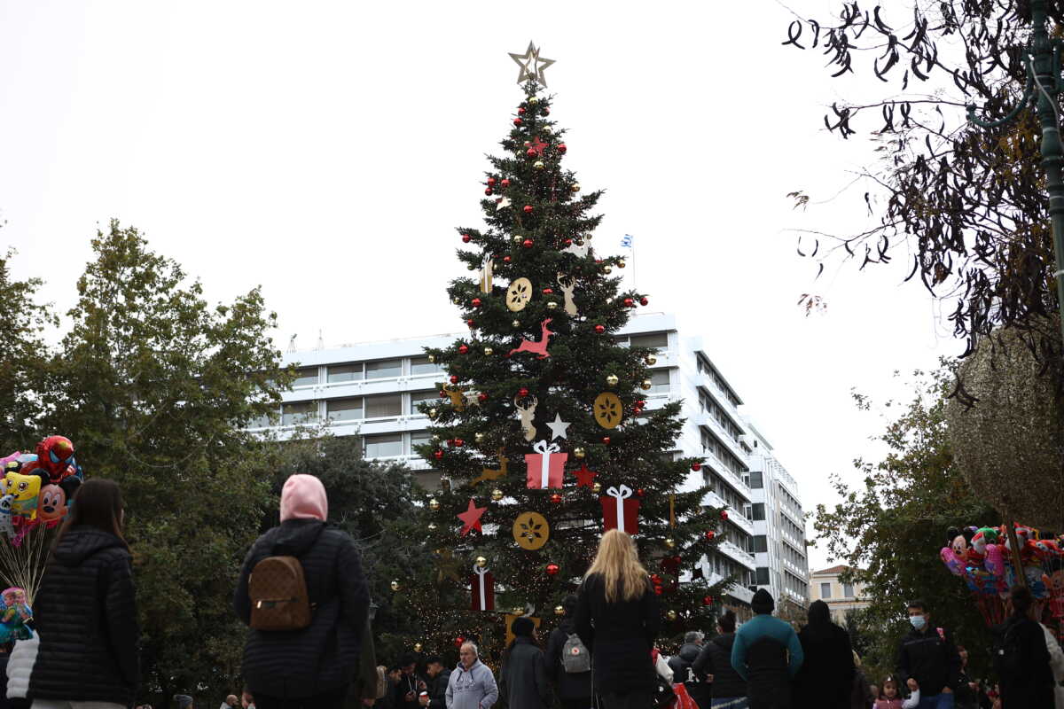 Εορταστική ατμόσφαιρα στην πλατεία Συντάγματος γύρω από το στολισμένο Χριστουγεννιάτικο δέντρο, Κυριακή 26 Νοεμβρίου 2023.
(ΒΑΣΙΛΗΣ ΡΕΜΠΑΠΗΣ