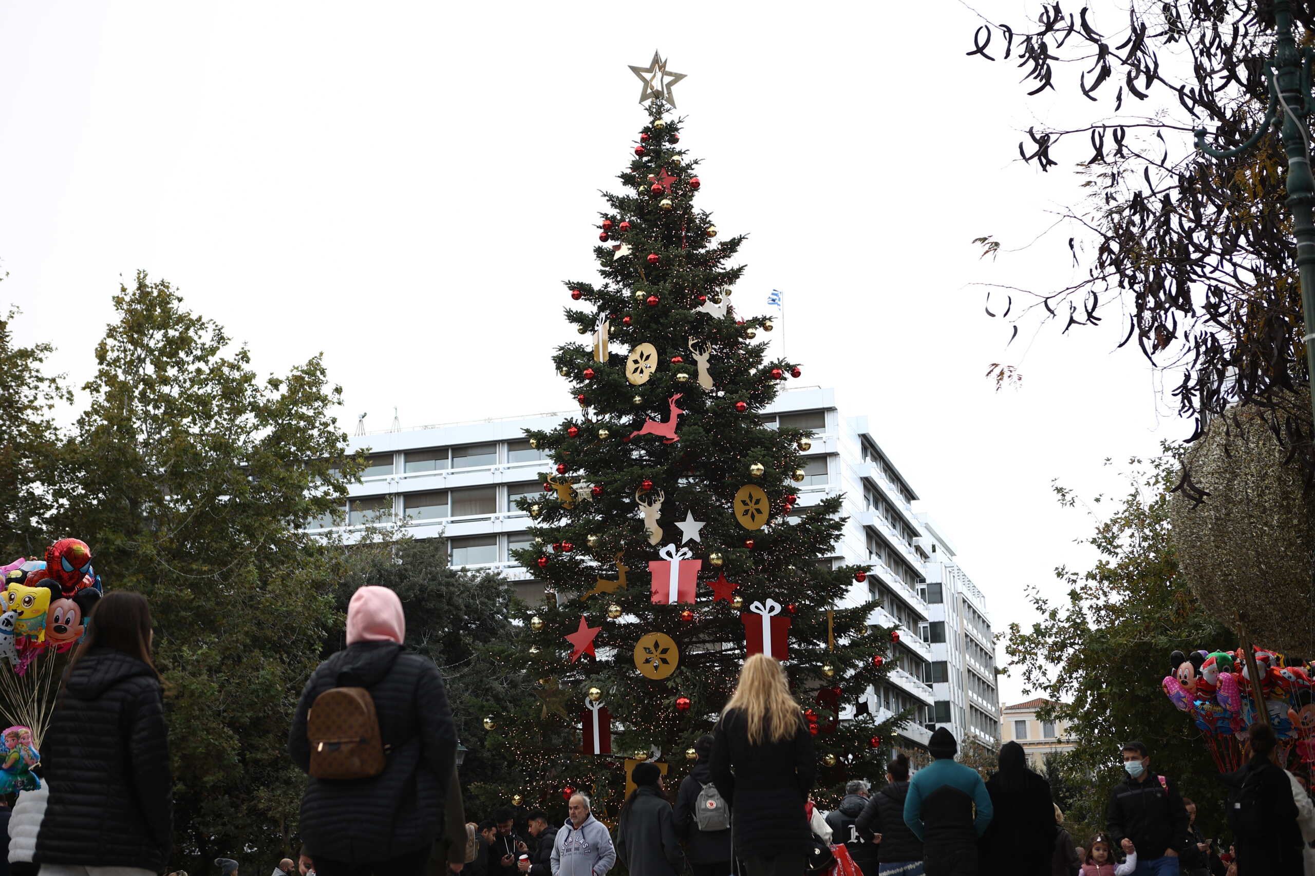 Εορταστική ατμόσφαιρα στην πλατεία Συντάγματος γύρω από το στολισμένο Χριστουγεννιάτικο δέντρο, Κυριακή 26 Νοεμβρίου 2023.
(ΒΑΣΙΛΗΣ ΡΕΜΠΑΠΗΣ