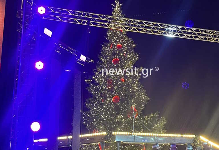 Χριστουγεννιάτικο δέντρο με 100.000 λαμπάκια φωταγωγήθηκε στην πλατεία Αριστοτέλους στη Θεσσαλονίκη