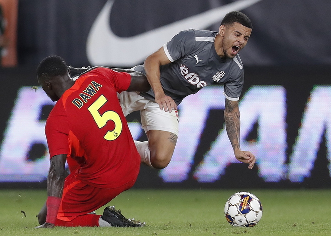 epa10783583 FCSB's Joyskim Dawa (L) in action with CSKA 1948's Pedrinho (R) during the UEFA Conference League, second round, second leg qualifier soccer match between FCSB and CSKA 1948 Sofia, in Bucharest, Romania, 03 August 2023.  EPA