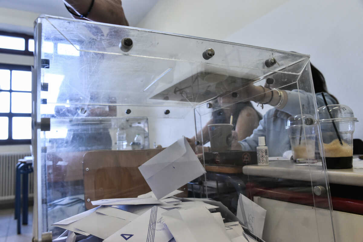 Στιγμιότυπο από την ψηφοφορία για τις δημοτικές και περιφερειακές εκλογές σε εκλογικό τμήμα της Αγριάς Βόλου, Κυριακή 8 Οκτωβρίου 2023. 
(ΒΑΣΙΛΗΣ ΟΙΚΟΝΟΜΟΥ