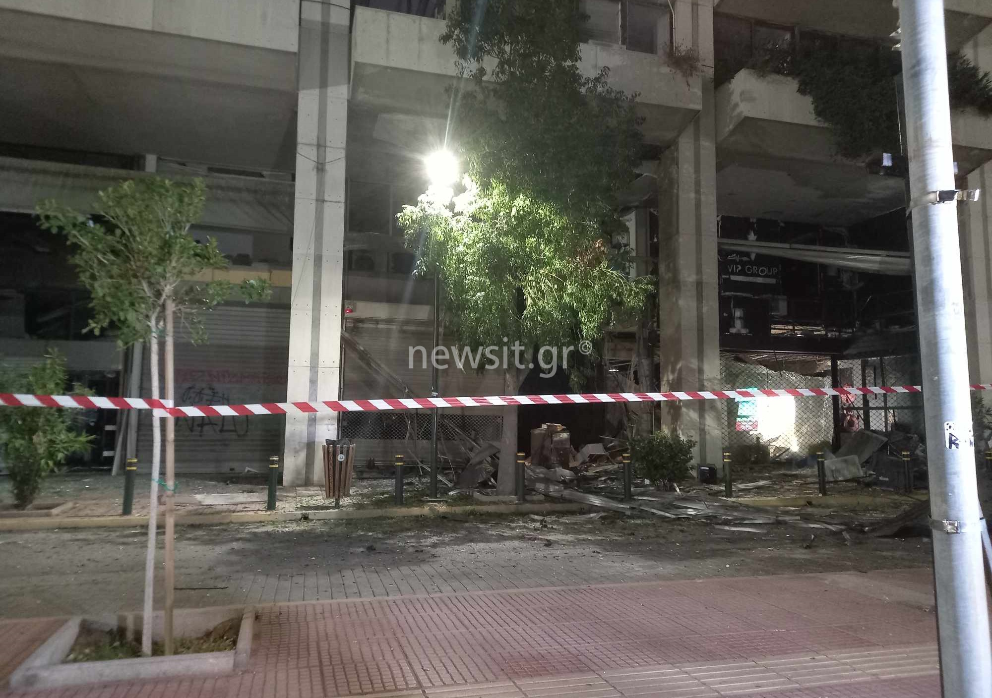 Πειραιάς: Ισχυρή έκρηξη σε είσοδο πολυκατοικίας – Καταστράφηκε ολοσχερώς κατάστημα