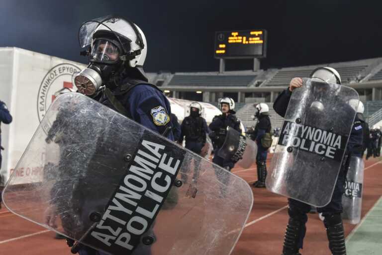 Η ανακοίνωση της ΕΛΑΣ για τα επεισόδια στο Βόλος - Ολυμπιακός: «Απειλήθηκε η σωματική ακεραιότητα των αστυνομικών»