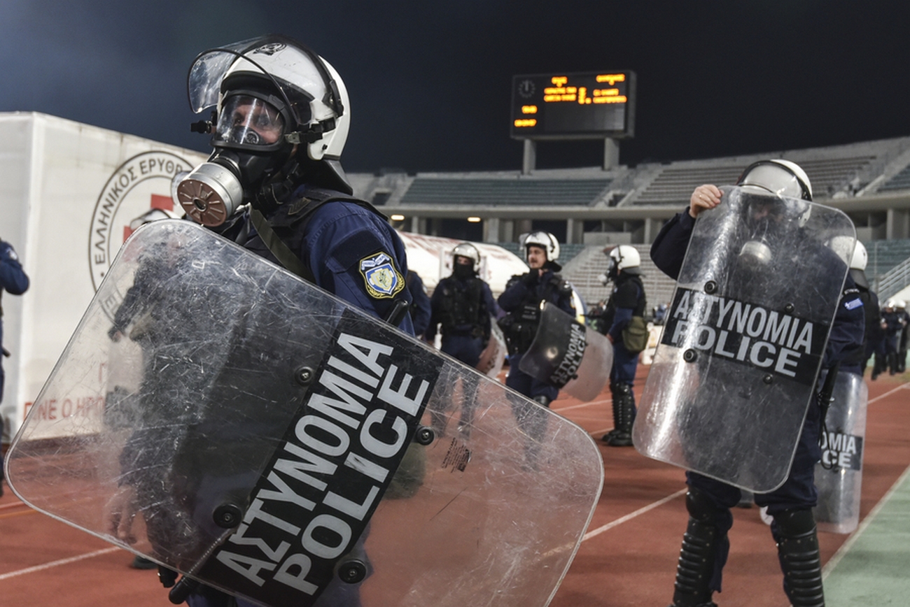 Αστυνομικές δυνάμεις εισήλθαν στον αγωνιστικό χώρο, κατά τη διάρκεια του αγώνα ποδοσφαίρου Βόλος - Ολυμπιακός για τη 13η αγωνιστική του πρωταθλήματος της Super League, στο Πανθεσσαλικό Στάδιο, στο Βόλο, την Κυριακή 3 Δεκεμβρίου 2023. Στο πέμπτο λεπτό των καθυστερήσεων διεκόπη το παιχνίδι ανάμεσα στον Βόλο και τον Ολυμπιακό, στο πλαίσιο της 13ης αγωνιστικής του πρωταθλήματος της Super League. Με το σκορ στο 2-2, οι οπαδοί του Ολυμπιακού συνεπλάκησαν με άνδρες της Αστυνομίας, με αποτέλεσμα τη χρήση χημικών και δακρυγόνων. Λίγοι φίλοι των Πειραιωτών κατάφεραν να περάσουν στον αγωνιστικό χώρο, ωστόσο γρήγορα τους απώθησαν οι αστυνομικές δυνάμεις. Ακολούθησε εκτόξευση αντικειμένων προς την πλευρά των αστυνομικών, με τη μεγάλη μερίδα των οπαδών του Ολυμπιακού να αποχωρεί από το Πανθεσσαλικό. Oι παίκτες των δυο ομάδων έπειτα από περίπου 10 λεπτά αποχώρησαν για τα αποδυτήρια, με την ατμόσφαιρα από τα δακρυγόνα να είναι αποπνικτική.  ΑΠΕ-ΜΠΕ