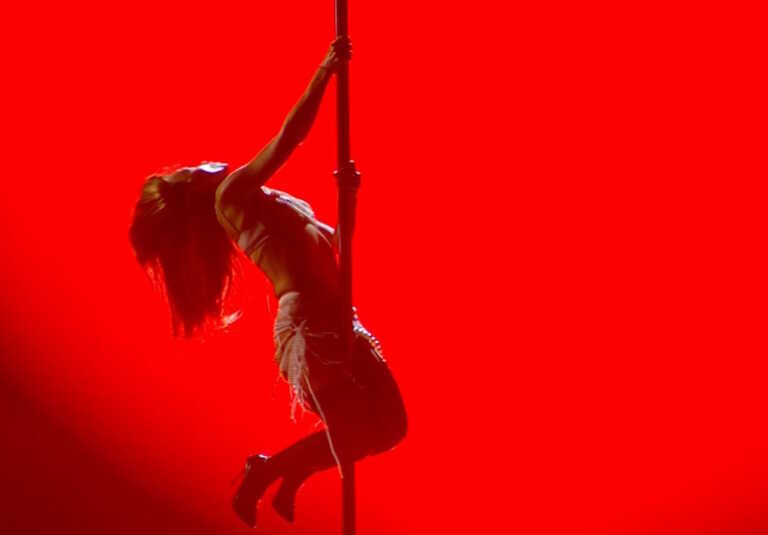 Η Ελένη Φουρέιρα έκανε pole dancing στο Madwalk 2023 και άναψε «φωτιές»