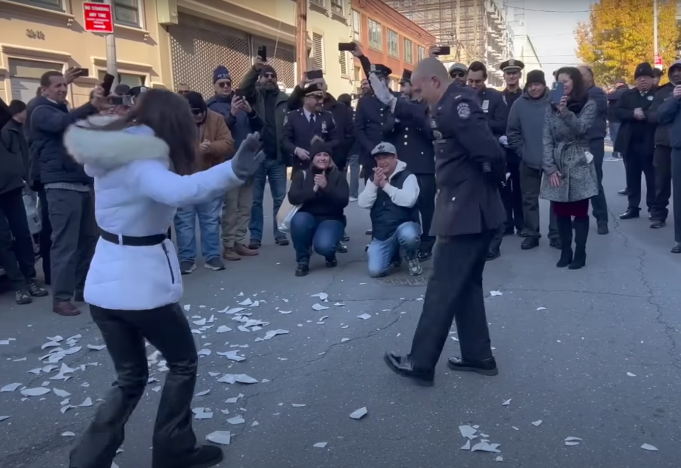 Έλληνας αστυνομικός διοικητής της Νέας Υόρκης συνταξιοδοτήθηκε με ζεϊμπέκικα, νησιώτικα και σπάσιμο πιάτων