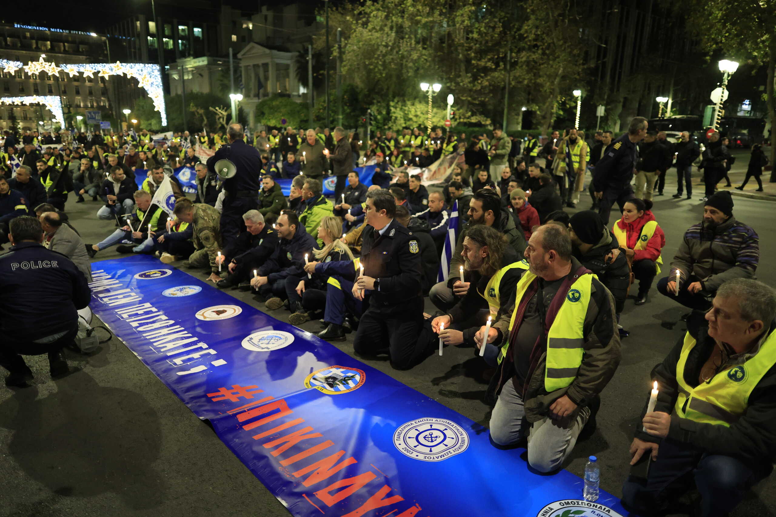 Πανελλαδική συγκέντρωση διαμαρτυρίας από τις Ομοσπονδίες των Αστυνομικών, των Πυροσβεστών, των Λιμενικών και των Στρατιωτικών της χώρας, στην Παλαιά Βουλή, στην Αθήνα, Δευτέρα 18 Δεκεμβρίου 2023. Οι Ομοσπονδίες των ενστόλων διαμαρτύρονται για την στάση της Κυβέρνησης, να μην θεσμοθετεί την επικινδυνότητα της εργασίας.
(ΓΙΩΡΓΟΣ ΚΟΝΤΑΡΙΝΗΣ