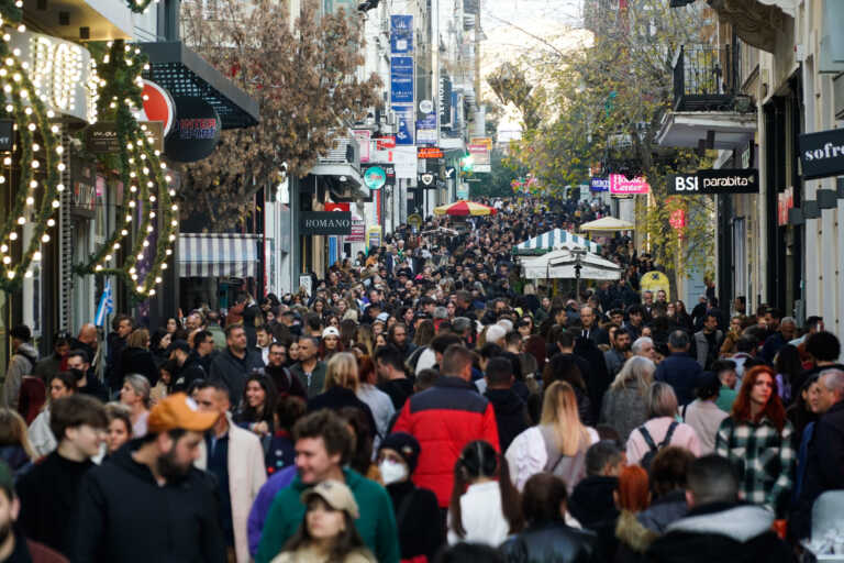 Χριστούγεννα 2023: Εορταστικό ωράριο σε Αθήνα και Θεσσαλονίκη – Ποιες Κυριακές είναι ανοιχτά τα καταστήματα