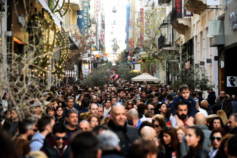 Παραμονή Πρωτοχρονιάς: Εορταστικό ωράριο καταστημάτων σήμερα – Τι ώρα κλείνουν σε Αθήνα και Θεσσαλονίκη