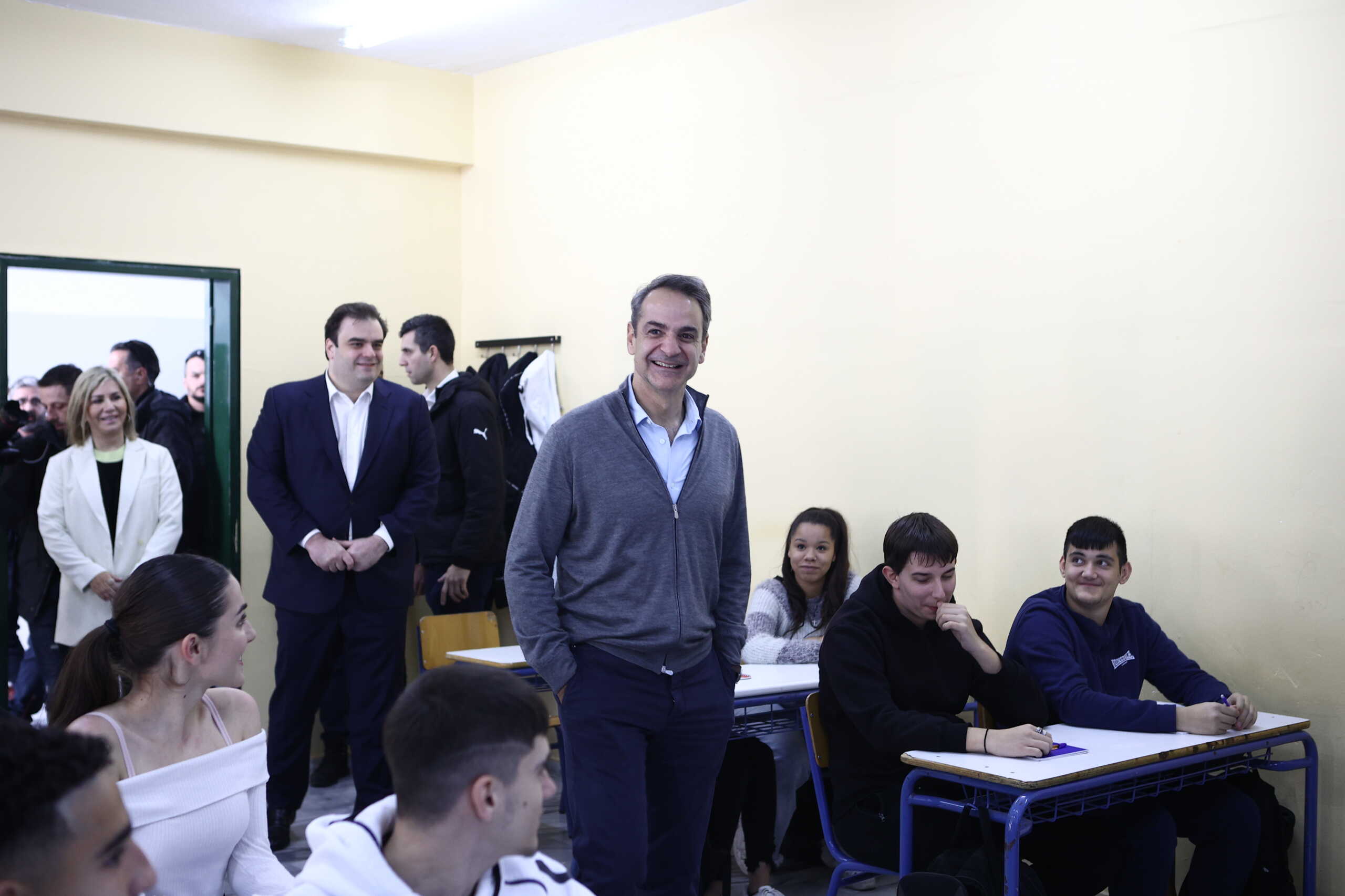 Ομιλία του Πρωθυπουργού Κυριάκου Μητσοτάκη στο Πρότυπο Επαγγελματικό Λύκειο Περάματος, σε εκδήλωση για την επαγγελματική εκπαίδευση και κατάρτιση, Τρίτη 19 Δεκεμβρίου 2023.
(ΒΑΣΙΛΗΣ ΡΕΜΠΑΠΗΣ
