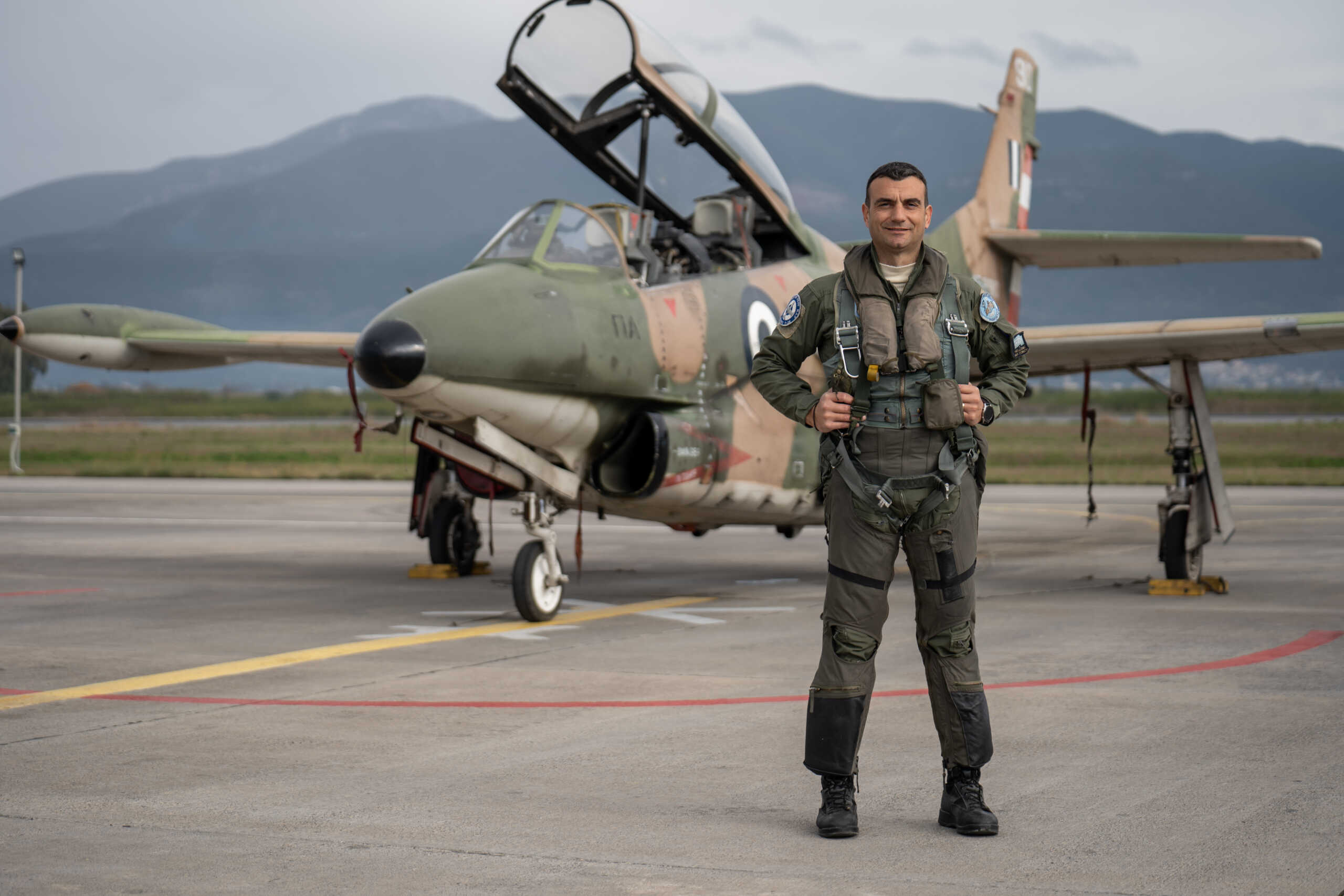 Θρήνος για τον επισμηναγό Επαμεινώνδα Κωστέα που σκοτώθηκε με το εκπαιδευτικό αεροπλάνο στην Καλαμάτα – Ήταν η τελευταία πτήση του με τα T-2