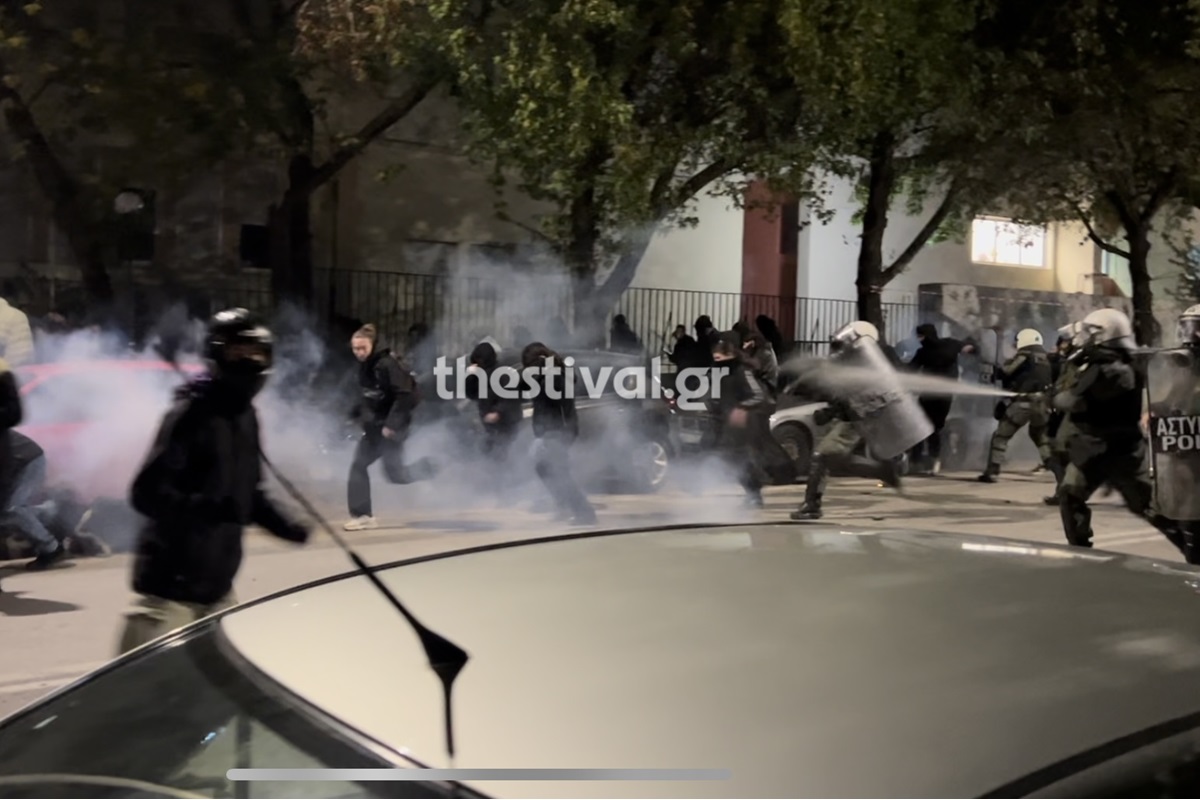 Θεσσαλονίκη: Επεισόδια μεταξύ αντιεξουσιαστών και ΜΑΤ έξω από το ΑΠΘ 