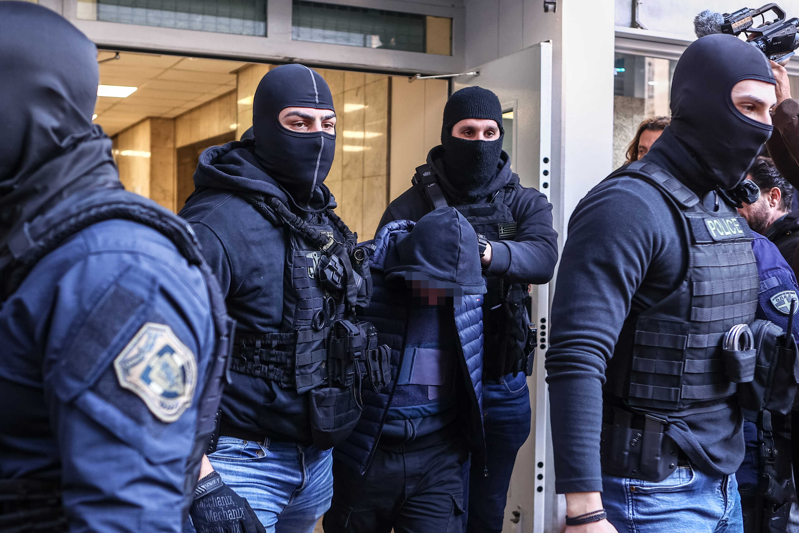 Ston Εισαγγελέα Πειραιά ο 18χρονος κατηγορούμενος για τη ναυτική φωτοβολίδα προς τον αστυνομικό στα επεισόδια  έξω από το κλειστό γήπεδο "Μελίνα Μερκούρη" στο Ρέντη κατά τη διάρκεια του αγώνα βόλεϊ Ολυμπιακού-Παναθηναϊκού. Δευτέρα 11 Δεκεμβρίου 2023  (ΒΑΣΙΛΗΣ ΡΕΜΠΑΠΗΣ