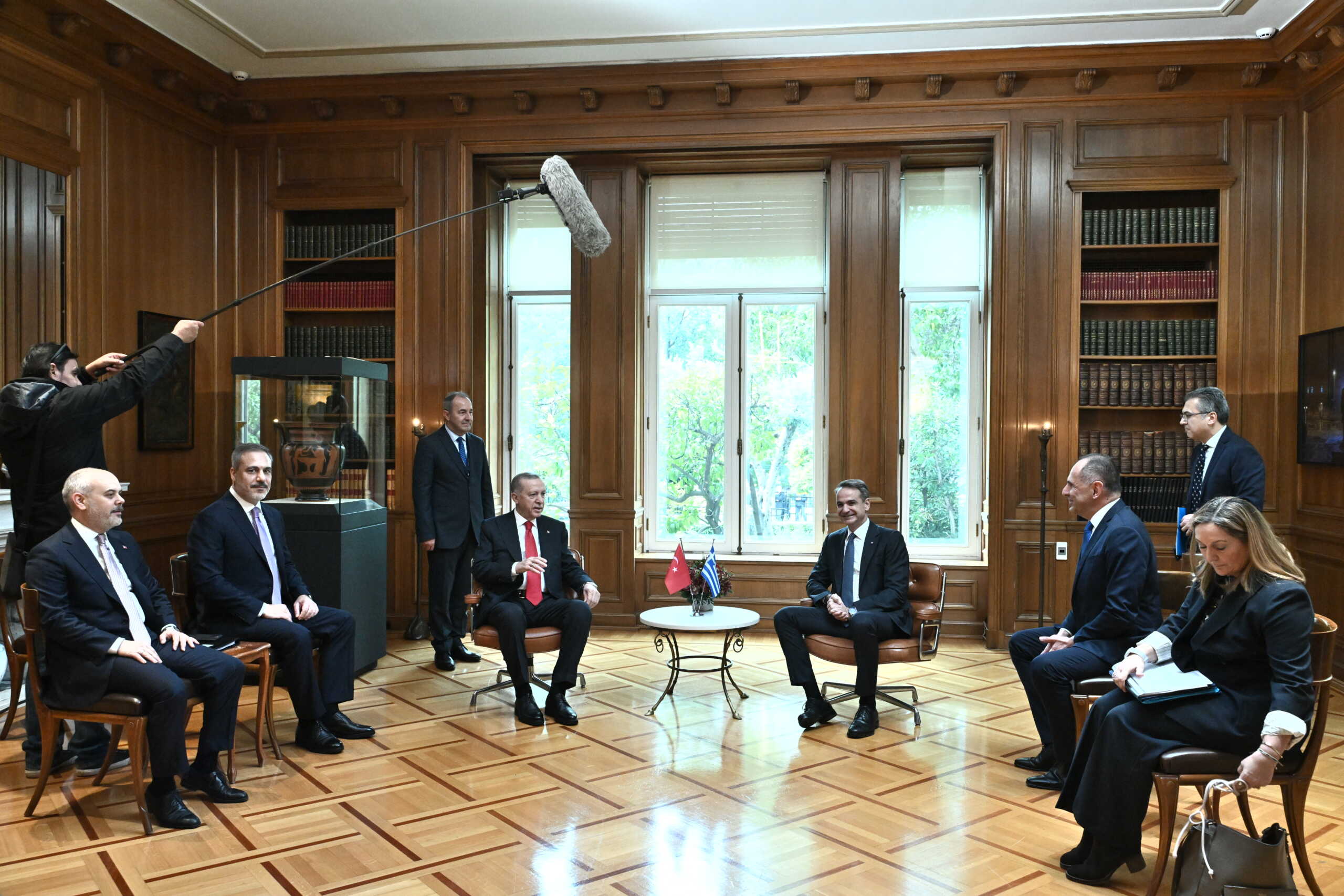 Επίσκεψη Ερντογάν στην Αθήνα: Στο Μαξίμου ο Τούρκος πρόεδρος για τη συνάντηση με τον Μητσοτάκη