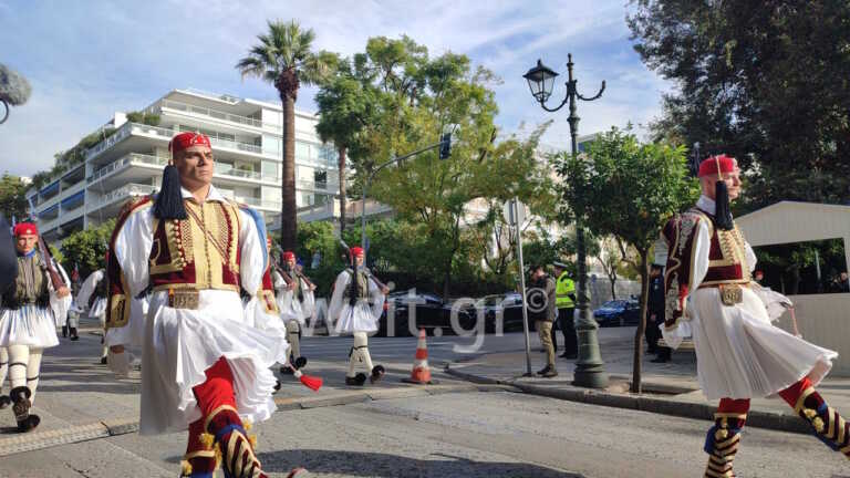 Άγημα ευζώνων στο Προεδρικό Μέγαρο για την υποδοχή του Ερντογάν