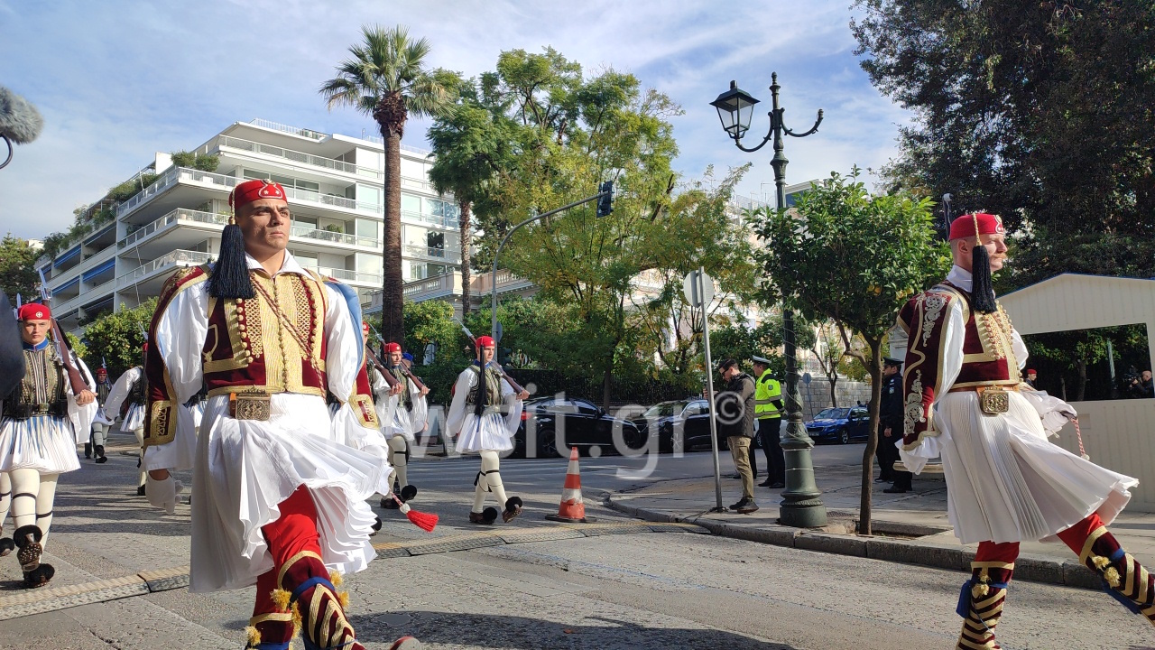 Επίσκεψη Ερντογάν στην Αθήνα: Άγημα ευζώνων στο Προεδρικό Μέγαρο για την υποδοχή του Τούρκου προέδρου