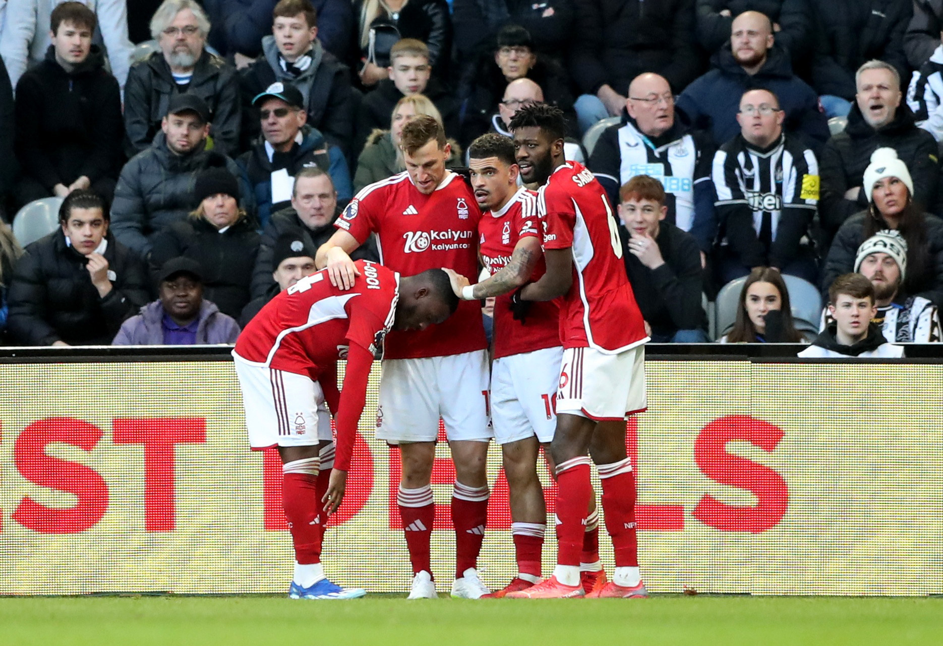 Soccer Football - Premier League -  Newcastle United v Nottingham Forest - St James' Park, Newcastle, Britain - December 26, 2023 Nottingham Forest's Chris Wood celebrates scoring their second goal with teammates REUTERS