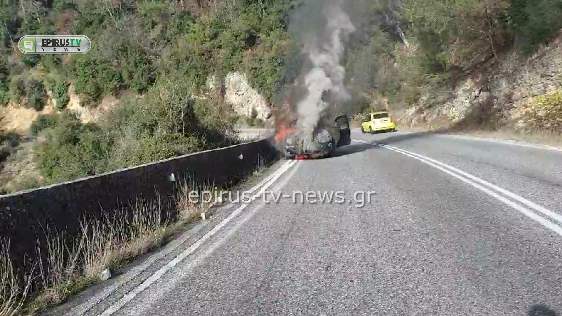 Γιάννενα: Η στιγμή που αυτοκίνητο παίρνει φωτιά από μηχανική βλάβη – Βίντεο