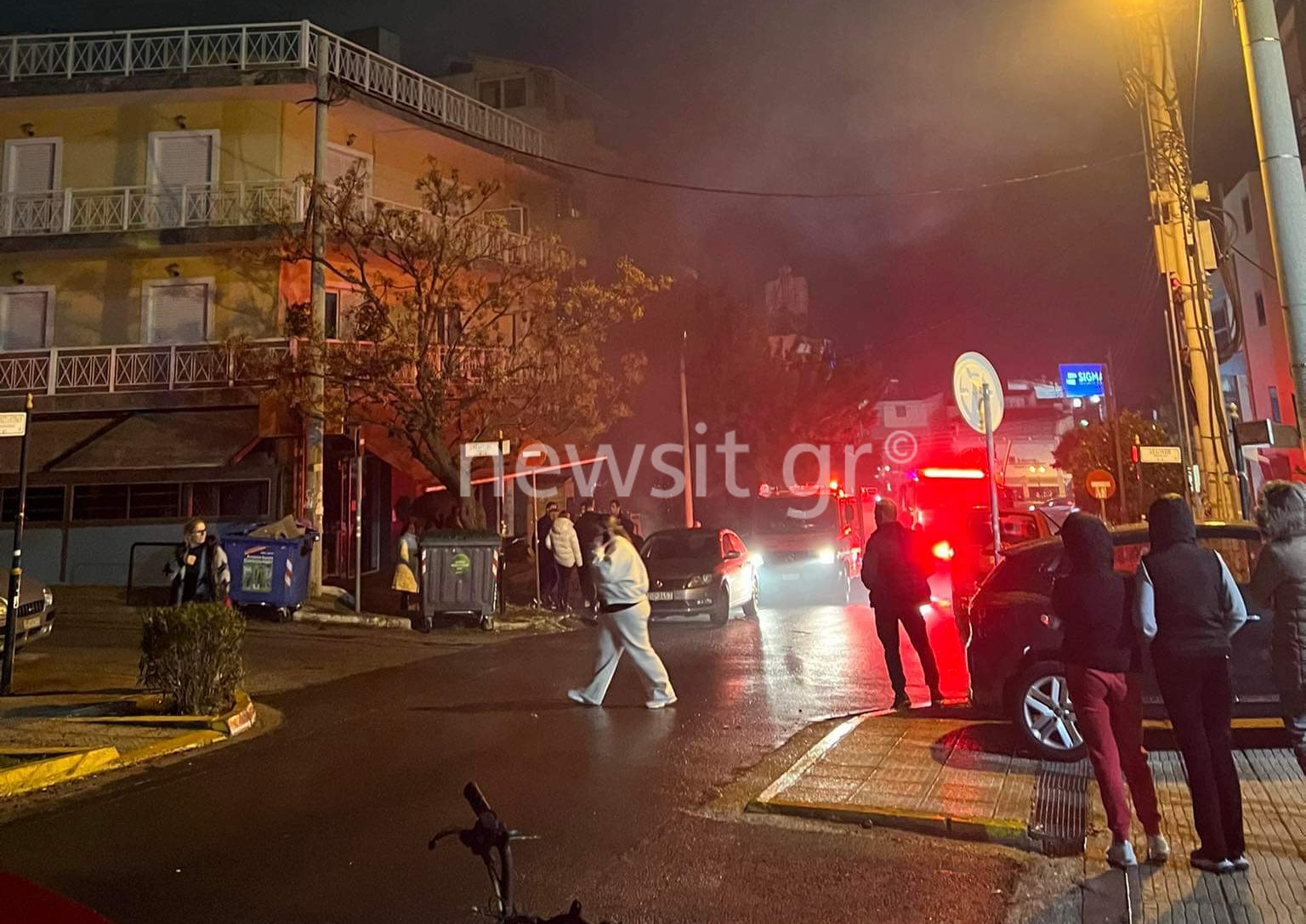 Φωτιά σε υπόγειο κτιρίου στην Ηλιούπολη – Ισχυρές δυνάμεις της πυροσβεστικής στο σημείο