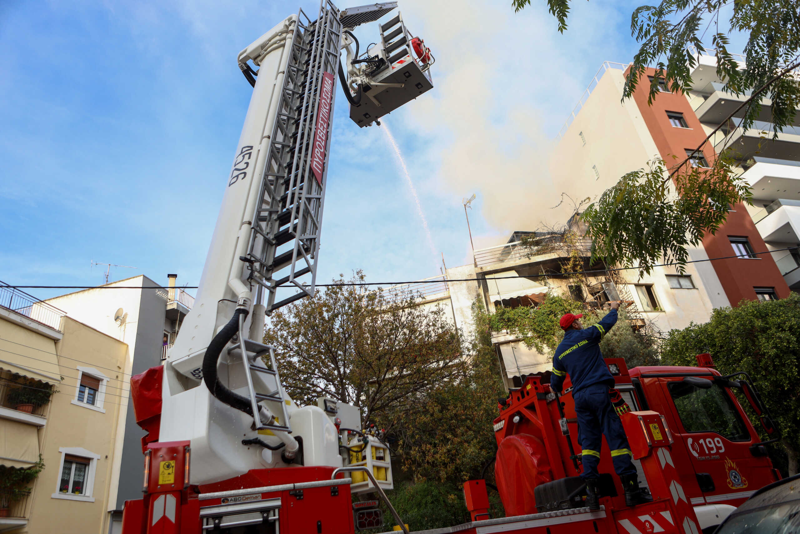 Φωτιές σε διαμερίσματα στα Βριλήσσια και στη Νέα Σμύρνη – Απεγκλωβίστηκε ηλικιωμένη