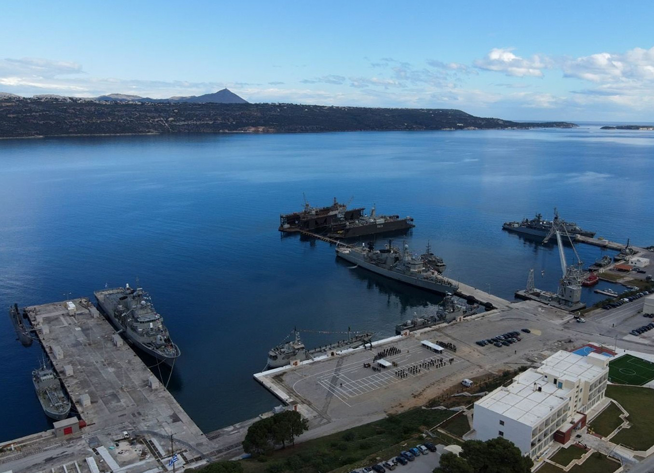 Τη Δευτέρα 06 Δεκεμβρίου 2021, πραγματοποιήθηκε στη Σχολή Ναυτικών Δοκίμων (ΣΝΔ), η τελετή εορτασμού του προστάτη του Πολεμικού Ναυτικού, Αγίου Νικολάου και της επετείου των νικηφόρων Ναυμαχιών των Βαλκανικών Πολέμων 1912-1913. Στην τελετή παρέστησαν ο Υπουργός Εθνικής Άμυνας, κ. Νικόλαος Παναγιωτόπουλος, μέλη της Κυβέρνησης και του Κοινοβουλίου, ο Αρχηγός ΓΕΕΘΑ Στρατηγός Κωνσταντίνος Φλώρος, ο Αρχηγός ΓΕΝ Αντιναύαρχος Στυλιανός Πετράκης ΠΝ, ο Αρχηγός ΓΕΑ Αντιπτέραρχος (Ι) Γεώργιος Μπλιούμης, ο Αρχηγός ΓΕΣ Αντιστράτηγος Χαράλαμπος Λαλούσης και ο Αρχηγός Λ.Σ.-ΕΛ.ΑΚΤ. Αντιναύαρχος ΛΣ Θεόδωρος Κλιάρης.  Επ' ευκαιρίας του κατάπλου της Μόνιμης Διασυμμαχικής Ναυτικής Δύναμης 2 (SNMG-2) στον λιμένα Πειραιά, στην τελετή, επίσης, παρέστη ο Ιταλός Διοικητής (Commander) SNMG-2, Υποναύαρχος Stefano Russo.  Στην τελετή χοροστάτησε ο Σεβασμιότατος Μητροπολίτης Πειραιώς κ.κ. Σεραφείμ. Κατά τη διάρκεια της τελετής η Φρεγάτα «ΑΔΡΙΑΣ» παρέμεινε αγκυροβολημένη στον όρμο Κανελλόπουλου (έμπροσθεν της ΣΝΔ) αποδίδοντας τιμές, ενώ στο πλαίσιο του εορτασμού κατέπλευσαν στο λιμένα Πειραιά η Φρεγάτα «ΥΔΡΑ» και το Ταχύ Περιπολικ