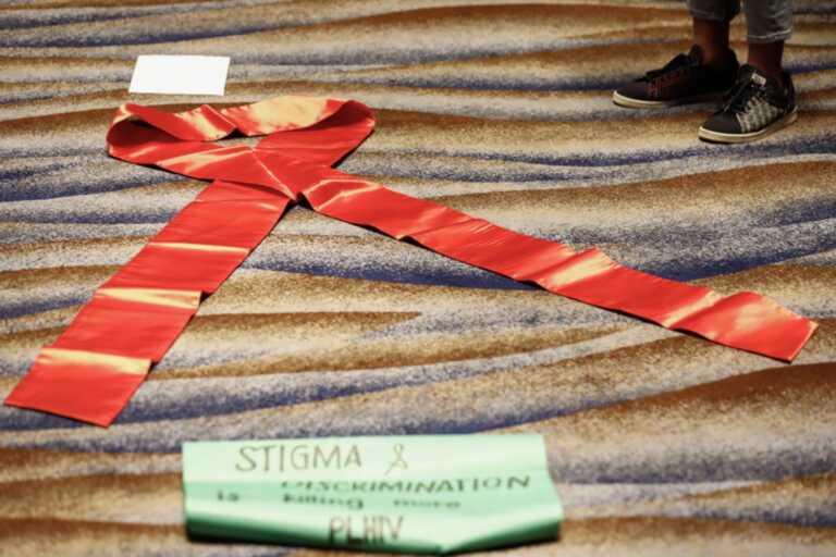 Σχεδόν 1 στους 3 στην Ελλάδα πιστεύει ότι το AIDS μεταδίδεται μέσω αγκαλιάς