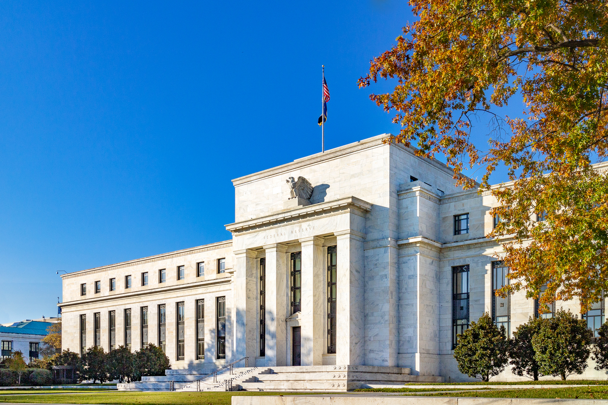 ΗΠΑ: Η Fed διατηρεί αμετάβλητα τα επιτόκια της – Προβλέψεις για τρεις μειώσεις το 2024, χωρίς να αποκλείεται νέα αύξηση