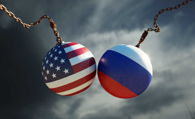 Financial Times: Οι ΗΠΑ απειλούν με κυρώσεις τις τράπεζες που συμβάλλουν στη χρηματοδότηση της πολεμικής μηχανής της Ρωσίας