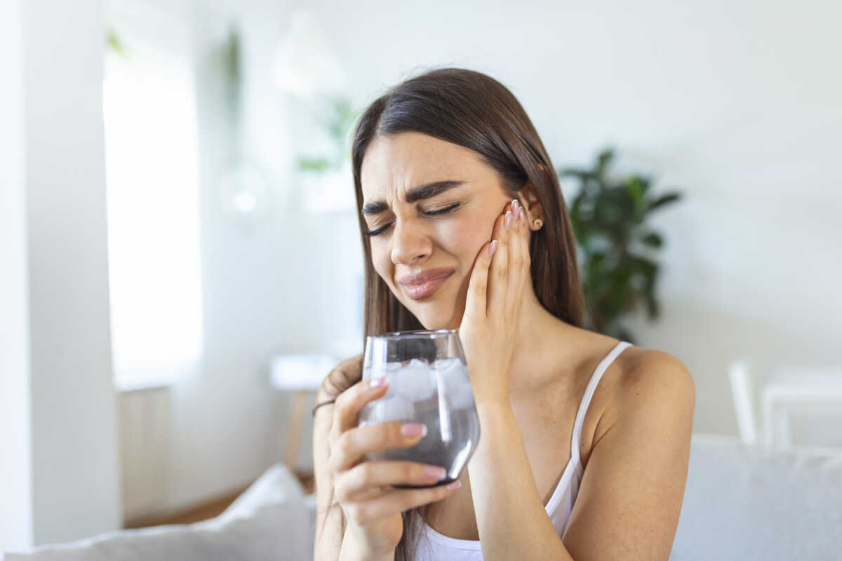 Γιατί πονάει το δόντι σας όταν πίνετε κρύο ή ζεστό – Τι μπορείτε να κάνετε
