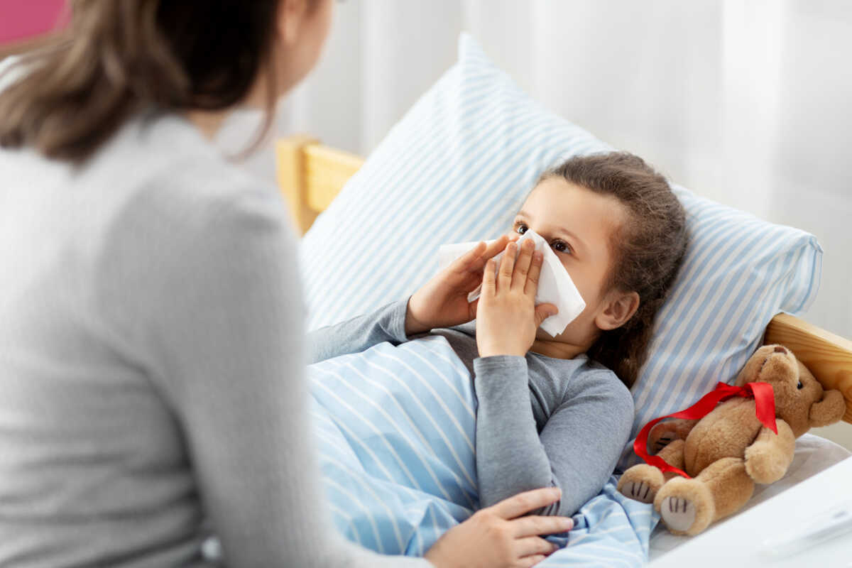 Πνευμονία από μυκόπλασμα: Σε ετοιμότητα γονείς και παιδίατροι – Τα δύο SOS συμπτώματα στα παιδιά