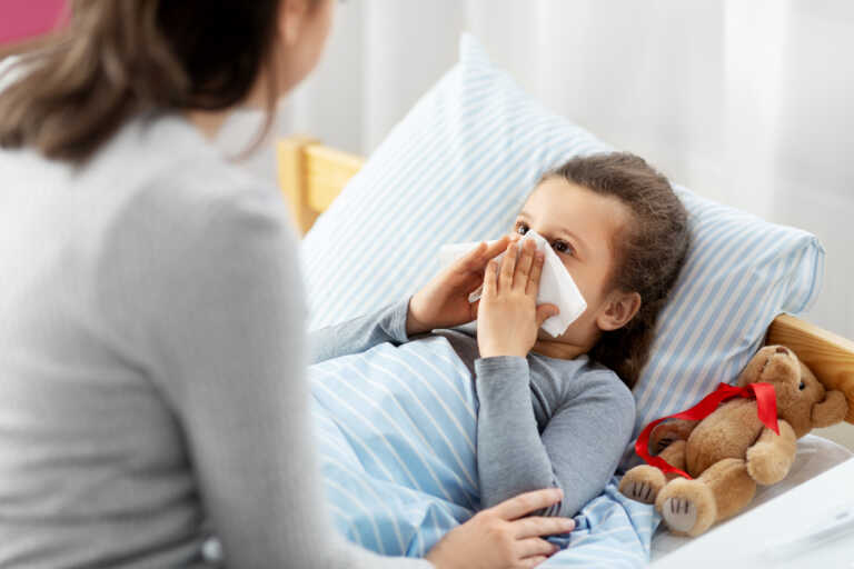 Σε ετοιμότητα γονείς και παιδίατροι για την πνευμονία από μυκόπλασμα - Τα δύο SOS συμπτώματα στα παιδιά